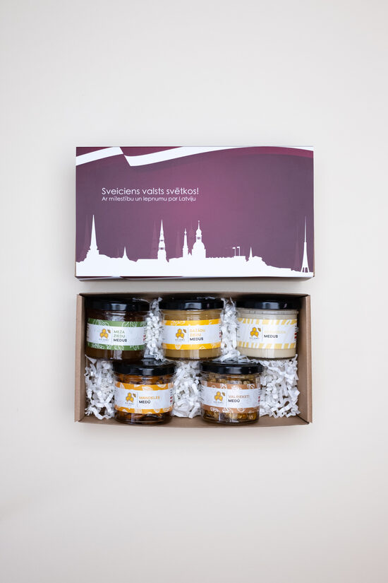 Dāvanu komplekts „Saldais sveiciens Latvijai”